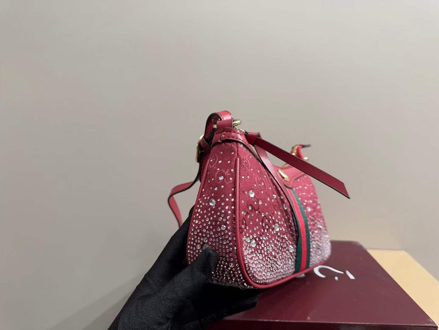 Borsa opi con cristalli