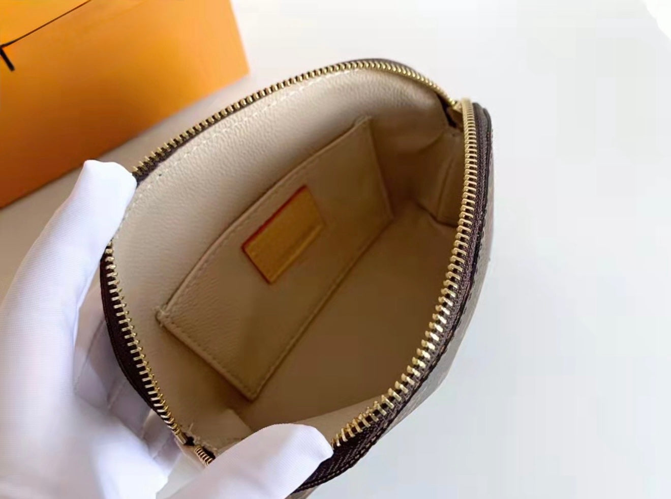 Pochette cosmetics